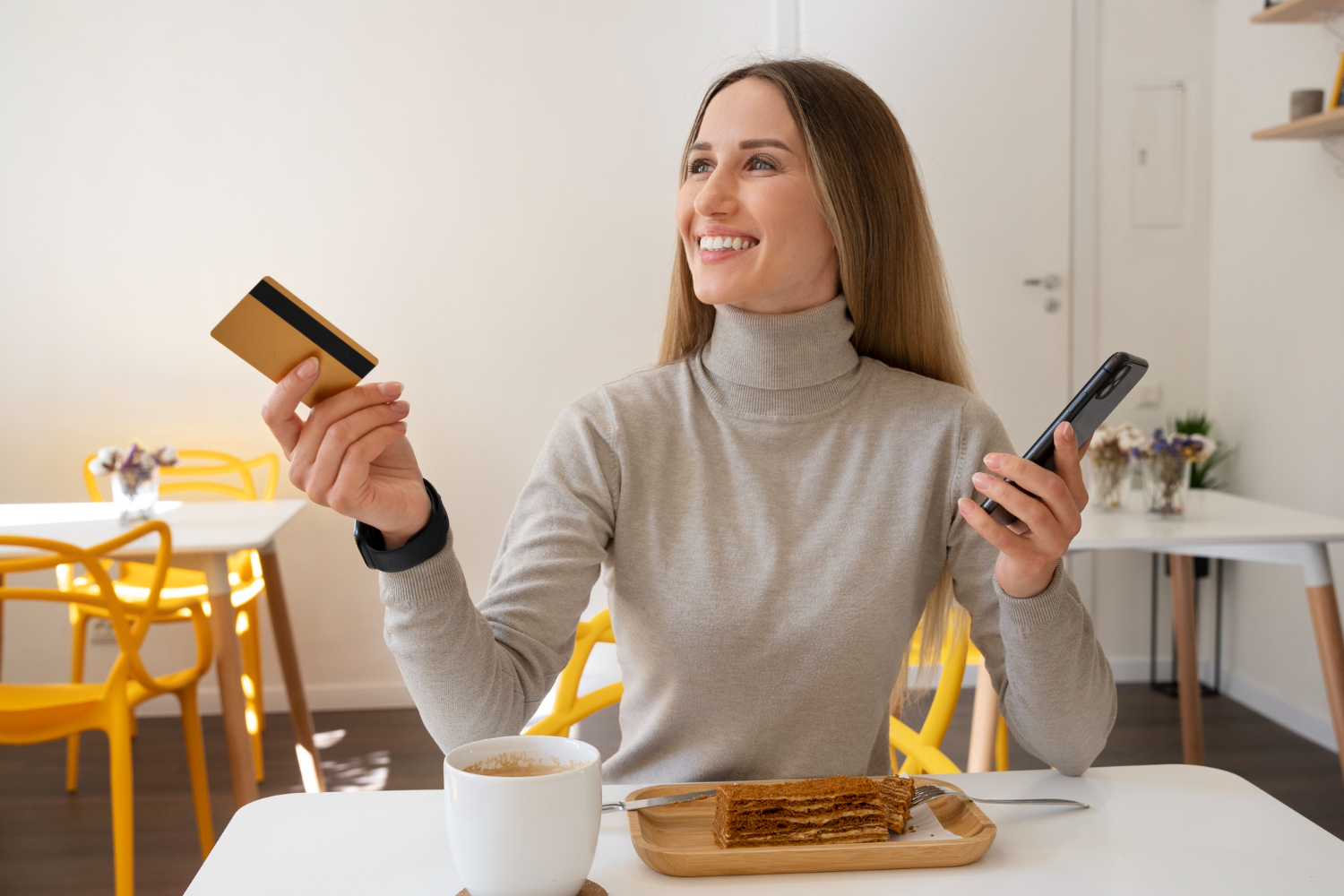 Mujer feliz porque puede hacer sus pagos con tarjetas de crédito y débito