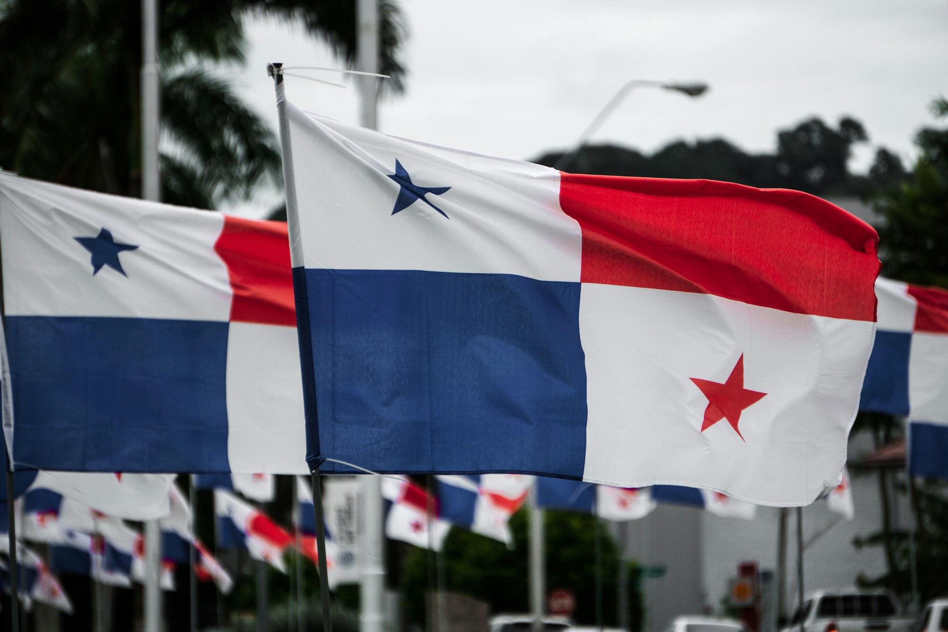 Banderas de Panamá flameando libremente hacia el futuro.